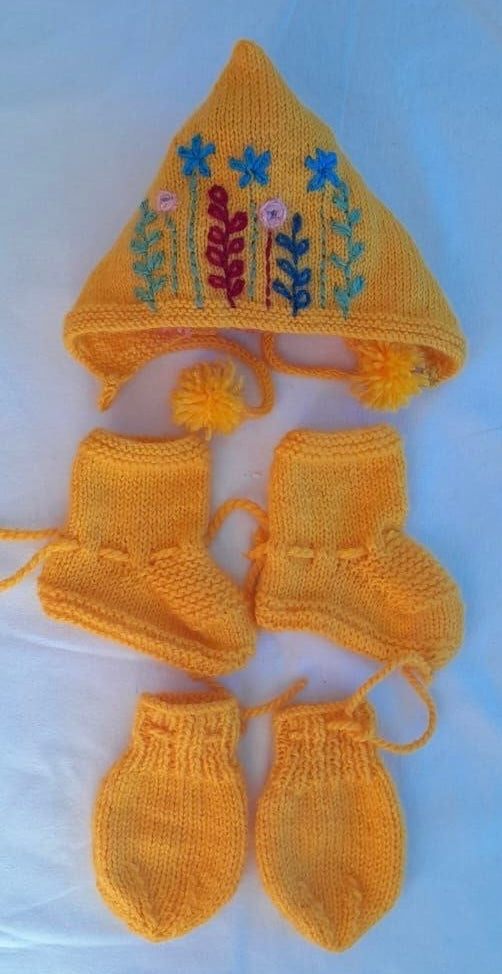 Yellow set of winter accessories